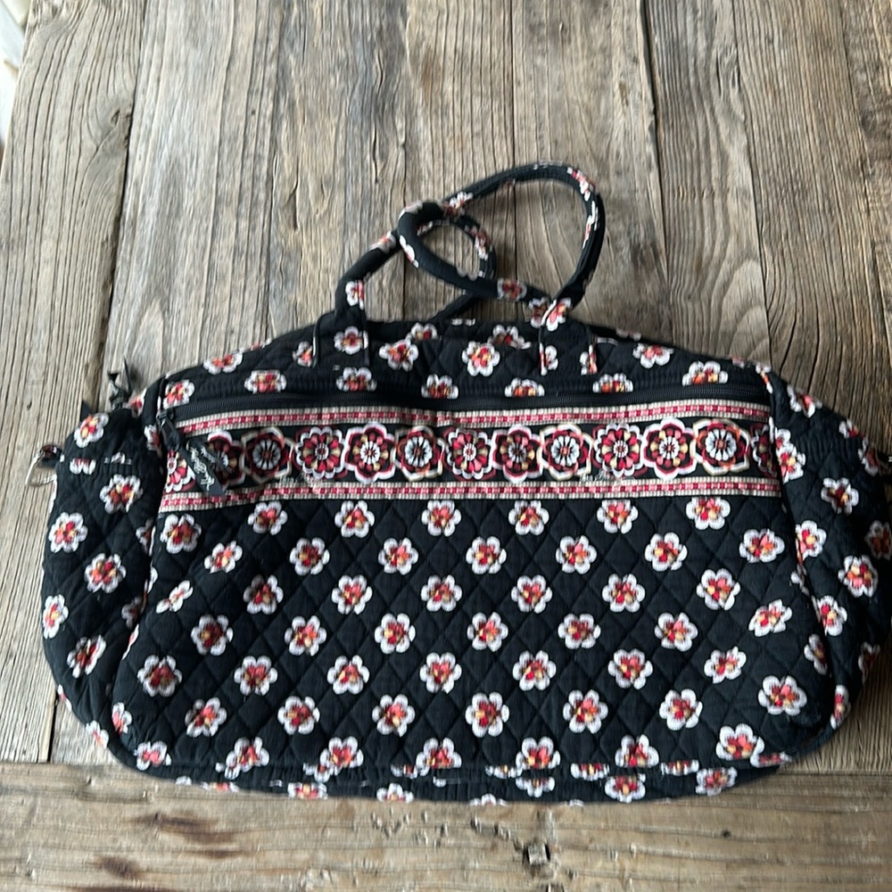 VERA BRADLEY BLACK / MULTI WEEKEND OVERNIGHT DUFFEL W/O SHOULDER STRAP